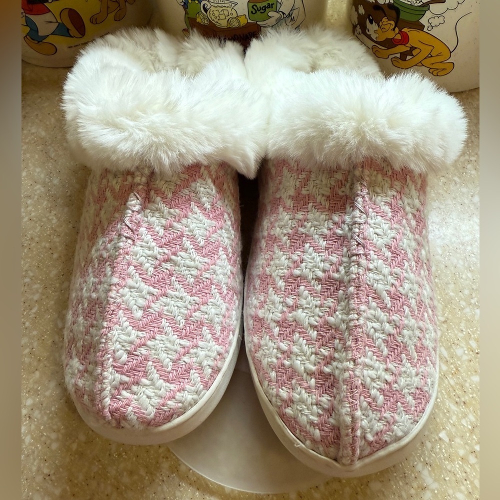 LC Lauren Conrad Pink and White Checkered Furry Women’s Sz 8-9 Slippers NEW